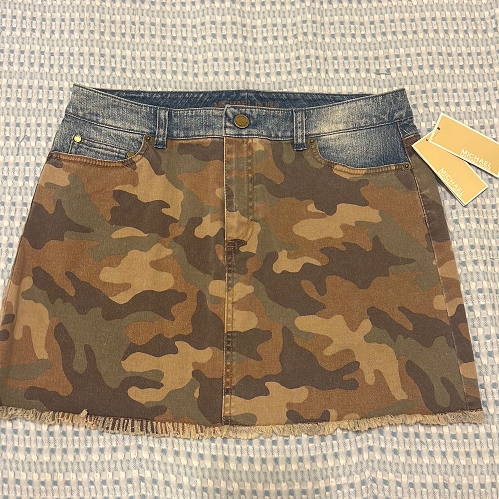NWT Michael Kors Jean camo skirt. Size 6 womens.